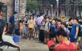 广东廉江横山镇一小学门口，一群留守儿童聚集高喊“我要上学！”。（图片来源：视频截图）