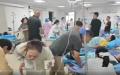 山东济宁市兖州区朝阳中学发生学生集体食物中毒事件，大量学生送医。（图片来源：视频截图）