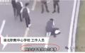 一名学生在道路上下跪磕头 。   （图片来源：网络）