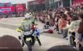 苏州女骑警表演时撞倒多名孩子，却置之不理。（图片来源：视频截图）