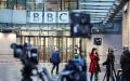 2025年11月10日，媒体成员在伦敦BBC办公室入口外等候。（HENRY NICHOLLS/AFP/Getty Images）