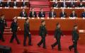2023年3月11日，中华人民共和国中央军事委员会副主席张又侠、何卫东（前）在全国人民代表大会第四次全体会议上与就任的中央军事委员会委员一起宣誓。（图片来源：Lintao Zhang/Getty Images）