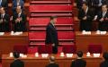 中共党魁习近平（中）于 2025 年 3 月 8 日抵达中国北京人民大会堂出席全国人民代表大会第二次全体会议。（图片来源：Kevin Frayer/Getty Images）