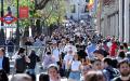 马德里市中心人们来来往往。（THOMAS COEX/AFP via Getty Images）