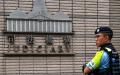 2025年8月28日，一名警员在香港西九龙法庭外站岗。示意图（图片来源：VERNON YUEN/AFP via Getty Images）
