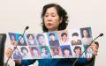 2016年5月26日，在美国华盛顿国会大厦的座谈会上，王春彦展示了16位在中国被迫害致死的法轮功朋友的照片。