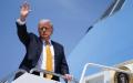 2026年5月12日，美国总统川普（Donald Trump）在马里兰州安德鲁斯联合基地（Joint Base Andrews）登上“空军一号”（Air Force One）前挥手致意。（图片来源：Alex Wong/Getty Images)