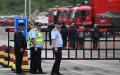 山西留神峪发生矿难后，警方在煤矿外道路上维持秩序。（图片来源：Getty Images）