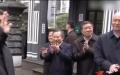 2024年的一次公开活动中，蔡奇注视习近平。（图片来源：视频截图）