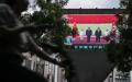 2026年6月8日，一名女子骑车经过北京一家购物中心外的大萤幕，萤幕上正在播放中共党魁习近平与北韩领导人金正恩在北韩会晤的新闻报道。(图片来源：Pedro PARDO/AFP via Getty Images)