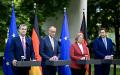 7月2日，德国总理（左二）等四位领导人出席发布会并讲话。（Tobias SCHWARZ / AFP via Getty Images）