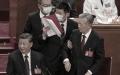 2022年10月22日中共二十大闭幕会上，前中共总书记胡锦涛（前排右一）被架离会场。（Kevin Frayer/Getty Images） 