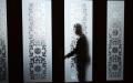 2025年3月6日，一名中共安保人员正在大会堂关门。（图片来源：GREG BAKER/AFP via Getty Images） 