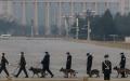2022年3月10日，在北京人民大會堂舉行的全國政協會議閉幕前，中共警犬和爆炸物處理隊在天安門廣場進行安檢。（圖片來源：Kevin Frayer/Getty Images）