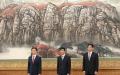 2017年10月25日，时任中共政治局常委韩正、王沪宁、栗战书出席在北京人民大会堂举行的媒体问候会。（图片来源：Lintao Zhang/Getty Images）