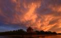 日落时紫禁城附近的一座角楼。（图片来源：JADE GAO/AFP via Getty Images)