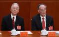 2022年10月22日，前中共国务院总理温家宝与时任中共国家副主席王岐山出席中共二十大闭幕式。（图片来源：Lintao Zhang/Getty Images）