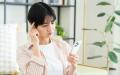 女子看着手机思考    （图片来源：翻拍）