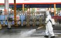 2022年6月5日，武汉肺炎病毒流行期间，安徽省亳州市工人们在学校喷洒消毒剂。（图片来源：STR/AFP via Getty Images）