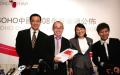 SOHO中国创办人潘石屹（左二）与公司高层合影。（图片来源：China Photos/Getty Images）