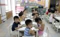 2004年8月5日，学生们在北京的一家幼儿园里享用早餐。（图片来源：GOH Chai Hin/AFP via Getty Images）