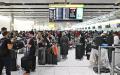 旅客在伦敦希斯罗机场4号航站楼等候。（JUSTIN TALLIS/AFP via Getty Images）