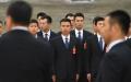 2017年10月25日，在中共中央政治局常务委员会成员名单公布后，身着西装的中共军方人员在北京人民大会堂外等候。（图片来源：GREG BAKER/AFP via Getty Images）