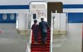 9月25日，习近平访美回国登上飞机楼梯时，紧靠彭丽媛搀扶。（Kent NISHIMURA / AFP via Getty Images）