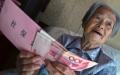 上海88岁的胡阿香领取到她的第一笔养老金。（图片来源：China Photos/Getty Images）