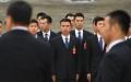 2017年10月25日，在中共中央政治局常务委员会成员名单公布后，身着西装的中共军方人员在北京人民大会堂外等候。（图片来源：GREG BAKER/AFP via Getty Images）