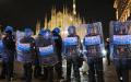 2026年10月17日，意大利米兰爆发骚乱，警方施放催泪瓦斯驱散人群，警员在大教堂外警戒。（Adam Berry/Getty Images）