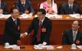 2013年3月5日，时任中共总理温家宝（左）在北京人民大会堂举行的中共全国人大会议开幕式上发表政府工作报告后，与时任中共副总理李克强（右）握手，时任中共副总理王岐山（右）在一旁注视。（图片来源：Feng Li/Getty Images）