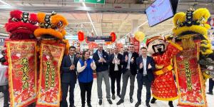 5月13日，中国红进驻94省Créteil Soleil家乐福超市的舞狮典礼。中国红超市董事长陈东晓（右一）、家乐福大巴黎区域总监Anthony Duc（右二）、Créteil Soleil家乐福经理Pascal Calcina（右四）、法国著名艺术家程益康（左一）。（摄影：看中国/林莲怡）