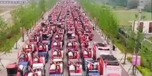 近日传出河南省南阳市数百台收割机堵在高速5天下不了。（图片来源：微博）