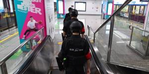 杭州亚运期间，在地铁中巡逻的警察。（图片来源：ADEK BERRY/AFP via Getty Images）
