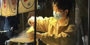 费宇在他的小吃摊位前忙碌。
