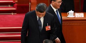 2023年3月12日，中共党魁习近平（左）和国务院总理李强抵达北京人民大会堂出席全国人民代表大会第五次全体会议。（图片来源：NOEL CELIS/AFP via Getty Images）