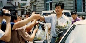 法轮功学员在大连码头欢迎李洪志师父。中国 大连（1994-7-1）。（图片来源：明慧网）