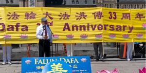 2025年5月28日，加拿大东部城市数百位法轮功人士在首都渥太华国会山举办法轮大法日33周年庆祝活动。图为自由党议员凯文·拉莫勒克斯（Kevin Lamoureux）在活动中发言，赞扬法轮功人士在全球提升“精神健康”与揭露迫害的努力。（看中国特约摄影Evan摄