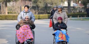 照顾老人。（图片来源：Getty Images）