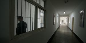 《北京青年报》一著名调查记者因追问5年前命案遭警方传唤后失联。示意图为北京狱警。（图片来源：Getty Images）
