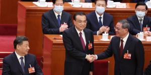 中共前总理（左二）李克强于 2023 年 3 月 11 日在中国北京举行的全国人民代表大会第四次全体会议开幕期间与中共国务院总理李强（右）握手。（图片来源：Lintao Zhang/Getty Images）