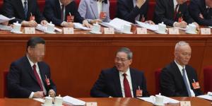 2025年3月5日，习近平（左）、李強（中）和蔡奇（右）在全国人民代表大会开幕式上。（图片来源:  Lintao Zhang/Getty Images)