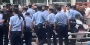 四川江油14岁女孩遭霸凌，官方处理结果引发大规模示威抗议，遭警察暴力镇压。（图片来源：视频截图）
