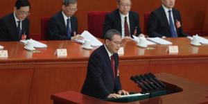 2025年3月5日，中共国务院总理李强在中国北京人民大会堂举行的全国人民代表大会开幕式上发表演说。（图片来源：Lintao Zhang/Getty Images）