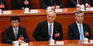 2023年3月12日，全国政协主席王沪宁5（左），政治局常委蔡奇（中）、李希（you）在北京人民大会堂出席全国人民代表大会第五次全体会议。（图片来源：NOEL CELIS/AFP via Getty Images）