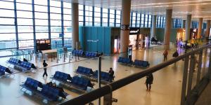 上海虹桥机场候车厅冷冷清清。