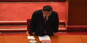 2021 年 3 月 10 日，中共党魁习近平在北京人民大会堂举行的中国人民政治协商会议闭幕式上鞠躬致词。（图片来源：NOEL CELIS/AFP via Getty Images）