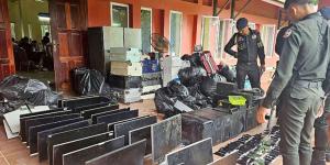 7月17日，柬埔寨军警正在查看在干丹省一处诈骗中心突袭行动中缴获的电脑、智能手机和其它设备。（STR/POOL/AFP via Getty Images）