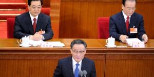 2011年3月5日，全国人大委员长吴邦国（中），中共国家主席胡锦涛（左）和国务院总理温家宝（右）在北京人民大会堂举行的全国人民代表大会开幕式上。（图片来源：LIU JIN/AFP via Getty Images ）